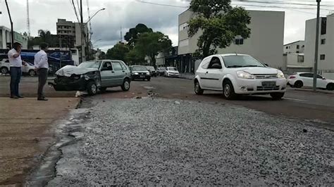 Uno fica destruído ao se envolver em acidente caminhão no Centro