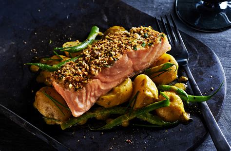 Saumon en croûte de pistache avec salade de pommes de terre aux fines