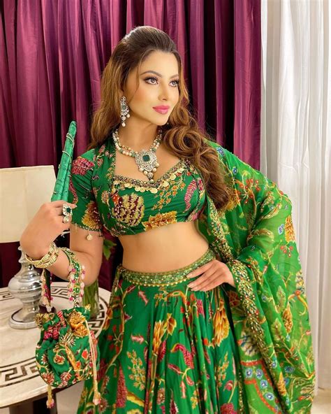 Urvashi Rautela Pics ग्रीन लहंगा चोली में उर्वशी रौतेला की खूबसूरती बना देगी आपको दीवाना देखें