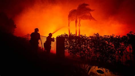 Zehntausende Fliehen Vor Waldbrand Bei Los Angeles