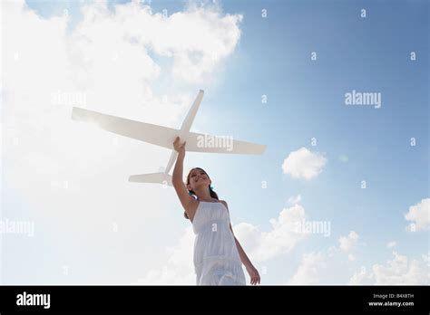 Niña Volando Modelo De Avión Fotografía De Stock Alamy