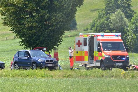 Piding Urwies Motorradfahrer Kracht Frontal Mit Auto Zusammen