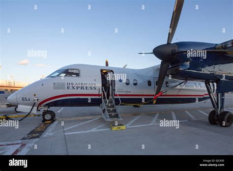 Los Pasajeros Que Embarcan En De Havilland Canada Dash 8 100 US