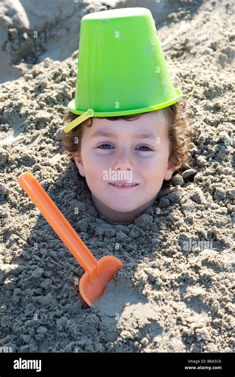 Kleines Kind Vergraben Im Sand Des Strandes Stockfotografie Alamy