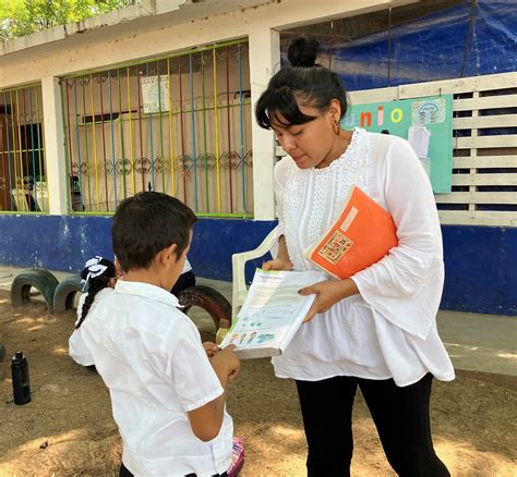 Estudiantes Regresan A Clases Entre Pol Mica Por Libros De Texto