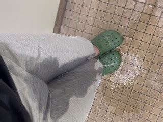 在马桶前及时尿裤子 Pornhub Gay