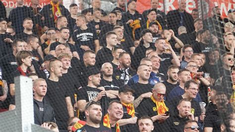 Kibice Korony Kielce na wyjazdowym meczu z Widzewem Łódź w PKO BP