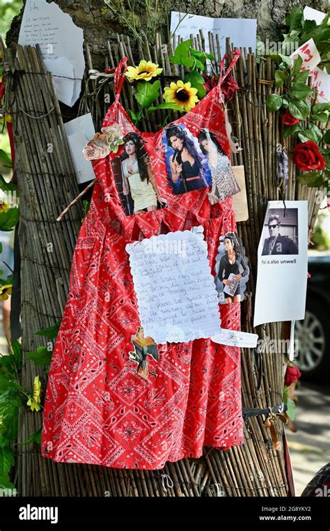 London Uk 23rd July 2021 London Uk Fans Of Amy Winehouse Remember Her With Floral Tributes