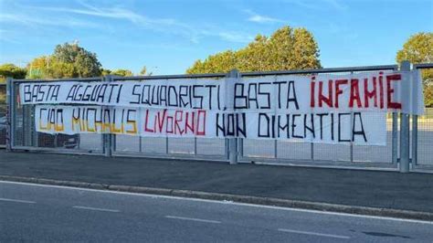 Tifoso Aek ucciso striscioni e solidarietà della Curva Nord