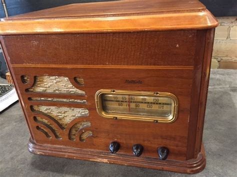 Vintage Motorola Model 58f1 Phonograph Record Player And Radio In Walnut