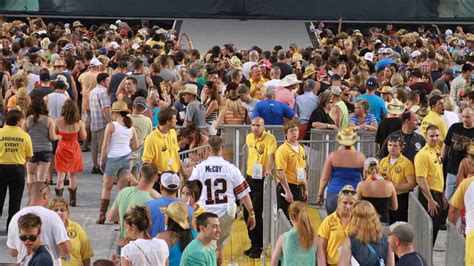 Kenny Chesney Concert Fans Inside Heinz Field