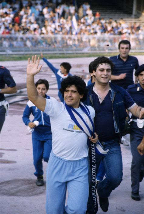 Maradona 40 Anni Dal Primo Abbraccio Di Napoli Al San Paolo