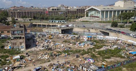 La Guàrdia Urbana desaloja el campamento de Glòries Cataluña España