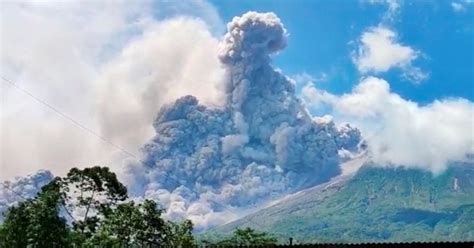 Le Volcan Merapi En Indon Sie Entre En Ruption Crachant Un Nuage Chaud