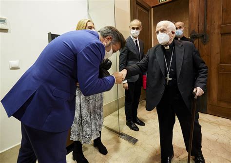 Fotos El Cardenal Bendice El Manto Solidario Para La Virgen Las