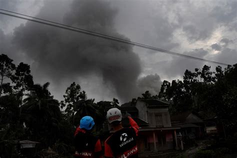 Erupción De Volcán Semeru En Indonesia Deja Al Menos 13 Muertos La Tercera