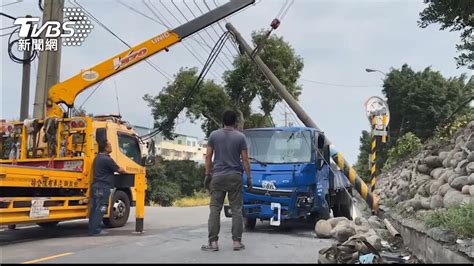 太扯了！疑為閃飆車 貨車自撞5根電桿遭連根拔起 Yahoo奇摩汽車機車