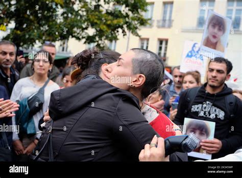 Paris Paris France 24th Septembre 2022 Une Femme Se Rasse Les