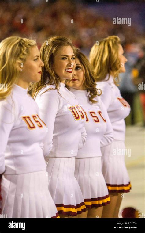 Usc Cheerleaders Hi Res Stock Photography And Images Alamy