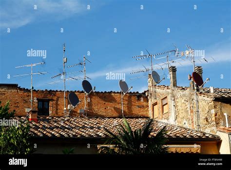 Tv antenne und dachziegel Fotos und Bildmaterial in hoher Auflösung