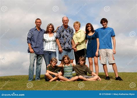 Retrato De Las Generaciones De La Familia Foto de archivo - Imagen de ...