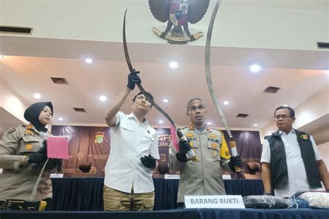 Foto Jurus Mabuk Remaja Yang Tawuran Di Flyover Pasar Rebo Tenggak