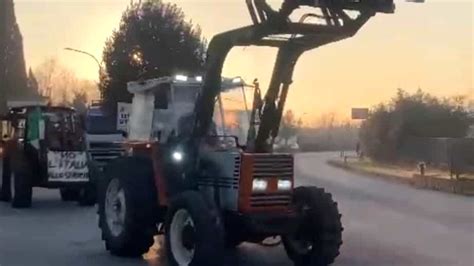 Un Centinaio Di Trattori In Marcia Verso Cassino La Protesta Non Si Ferma