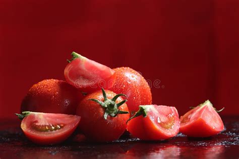 Tomates Sob Gotas Da Gua Fundo Vermelho Foto De Stock Imagem De