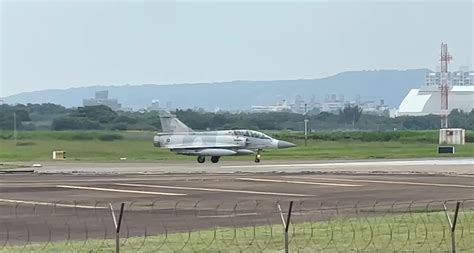 影解放軍圍台軍演瀕臨開戰？空軍幻象戰機「掛彈升空」 新竹基地直擊畫面曝