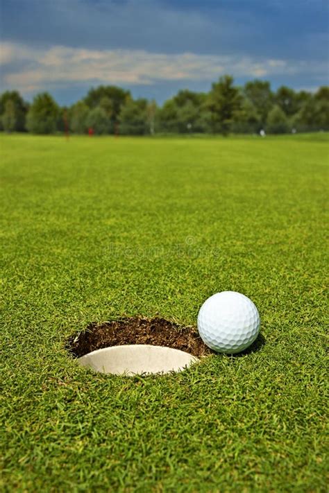 Golf Bal Die Op Green Naast Gat Liggen Stock Afbeelding Image Of