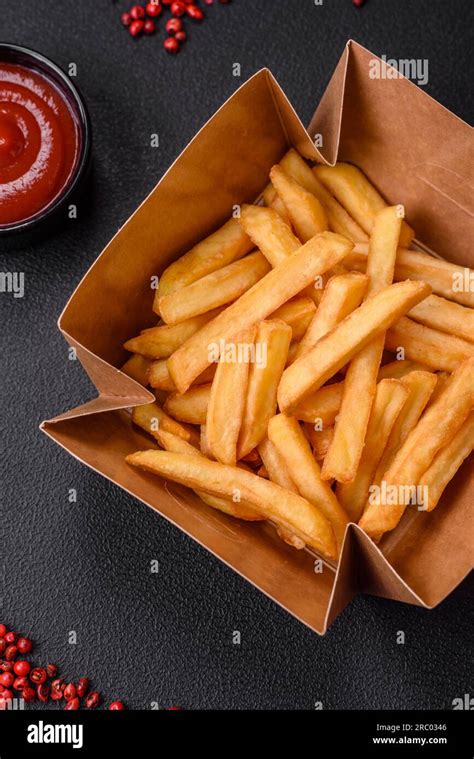 Köstliche knusprige pommes frites mit Salz und Gewürzen in einer