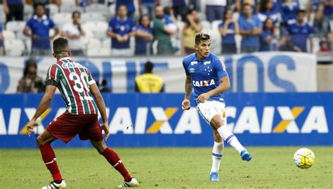 Volante de origem Romero vira solução para lateral direita do Cruzeiro