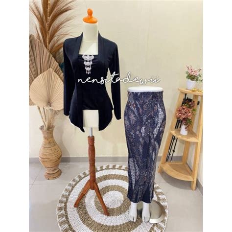 Jual 1 Set Hitam Kebaya Kutubaru Rok Plisket Motif Kembang Navy