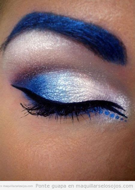 Maquillaje De Ojos Futurista Azul Eléctrico Y Plateado Maquillarse