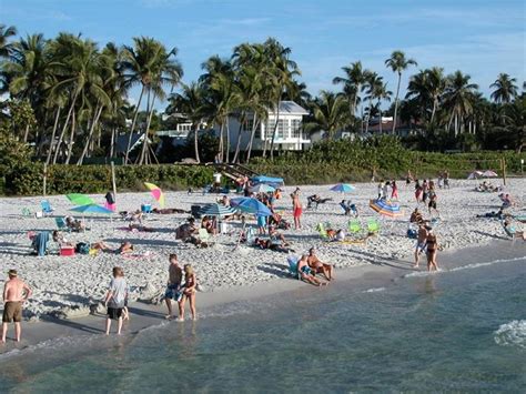 Naples, Florida beaches. Photos and reviews by BeachHunter.