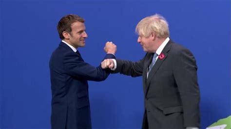 Cop Macron Accueilli Par Johnson Lors De Son Arriv E Sur Fond De