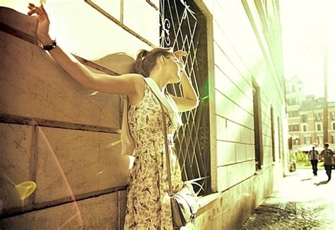 유토이미지 Attractive brunette lady sunbathing in midday