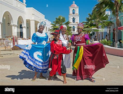 Costumes cuba hi-res stock photography and images - Alamy