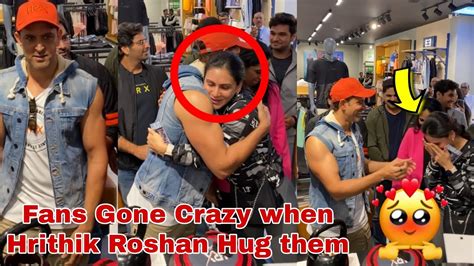 Fans Gone Crazy When Hrithik Roshan Hug One At While Inauguration Of