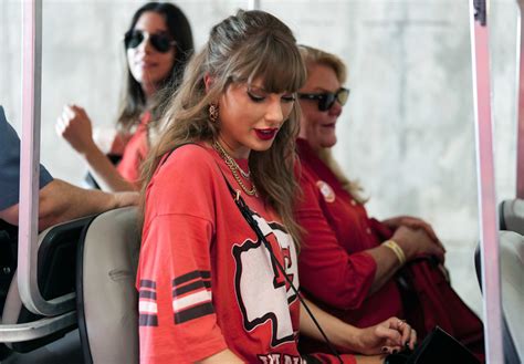 Fan Captures Taylor Swift's Reaction to Travis Kelce's Play in Chiefs ...