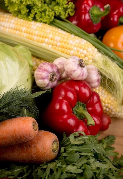 Surtido De Verduras Crudas Frescas En Una Mesa De Madera Fondo De Vista