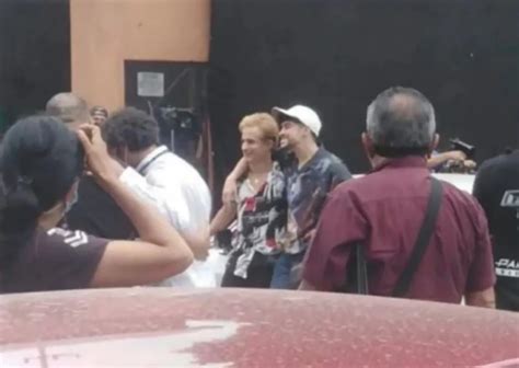 Fotos del beso que Bad Bunny y Gael García se darán