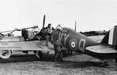 Asisbiz Hawker Hurricane I Raf 85sqn Vyq Peter Townsend P3166 England