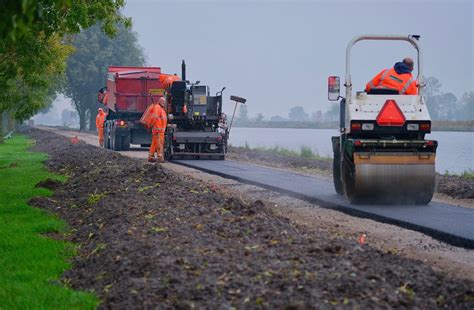 De Grouster Asfalteren Kanaalsdykje In Volle Gang