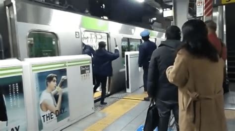 東京jr秋葉原站女子列車上持刀傷4人 男傷者：疑犯施襲後一言不發站着 星島日報