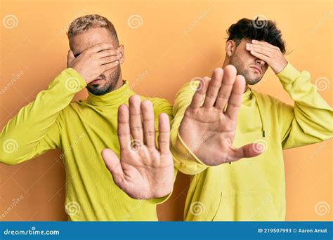 Homosexual Gay Pareja De Pie Juntos Usando Ropa Amarilla Cubriendo Los Ojos Con Las Manos Y