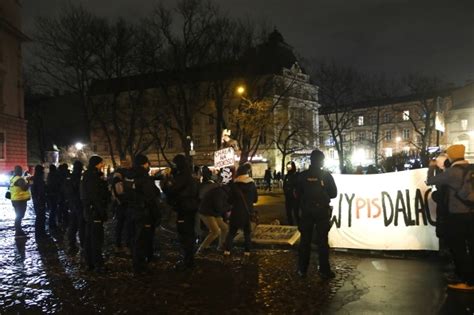 Protestowali przeciwko Kaczyńskiemu a na Wawel przyjechał Morawiecki