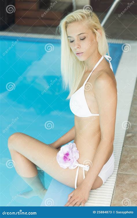 Reizvolle Junge Blonde Frau Im Bikini Durch Das Pool Stockbild Bild