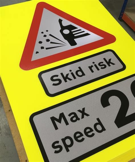 Skid Risk Signs Temporary Traffic Management Road Signs