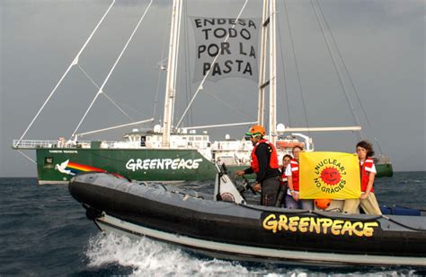 Greenpeace desplega a Vandellòs el missatge Endesa tot per la pasta